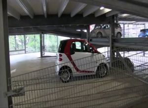 На паркинге трахает подружку